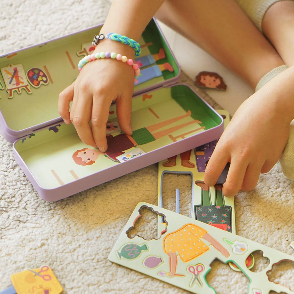 Ein Kind beschäftigt sich mit der Toydea 'Künstlerin' Magnetspiel-Box zu Hause