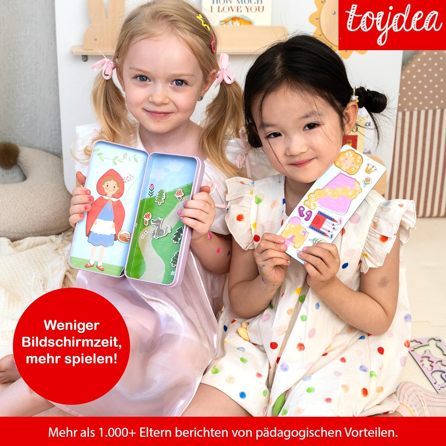 Zwei Kinder spielen gemeinsam mit der Toydea Magnetspiel-Box 'Märchen' auf dem Boden.
